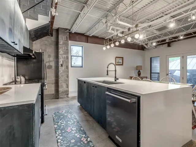 Photo 2 — 915 NW 7th Street 204, Oklahoma City, OK 73106