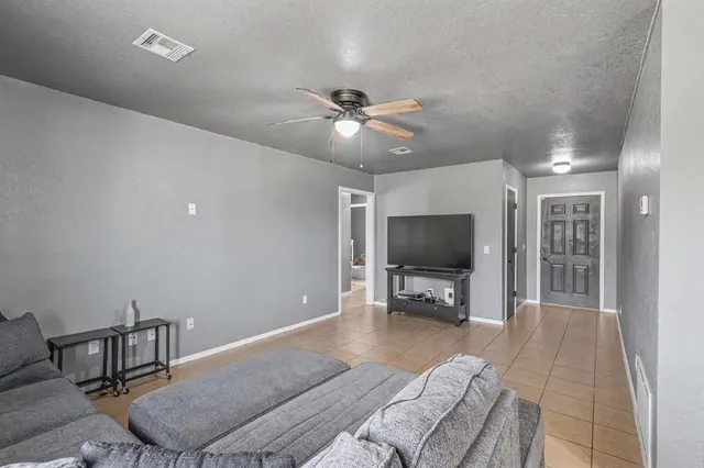 Photo 4 — 809 NW 18th Street, Moore, OK 73160
