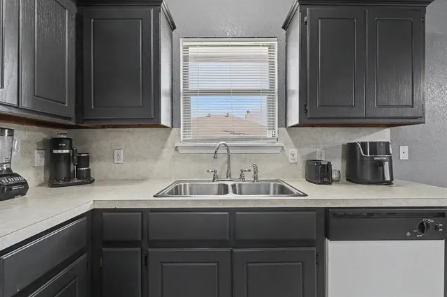 Photo 6 — 809 NW 18th Street, Moore, OK 73160