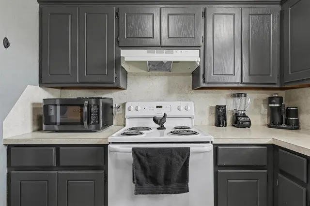 Photo 7 — 809 NW 18th Street, Moore, OK 73160