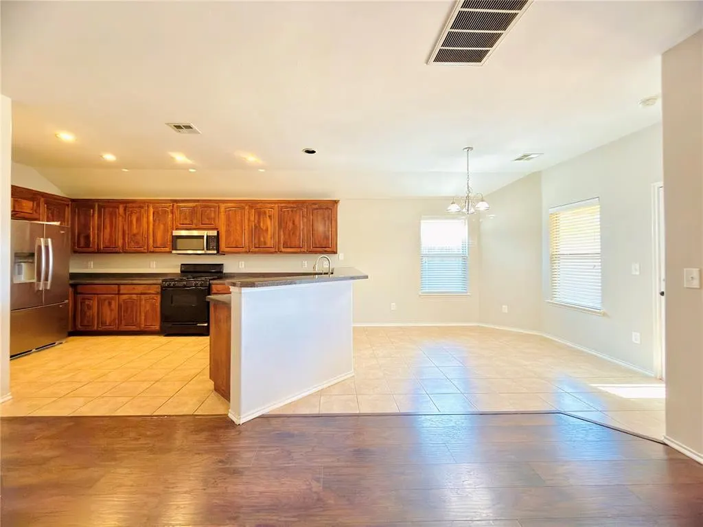 Photo 9 — 11237 NW 97th Street, Yukon, OK 73099
