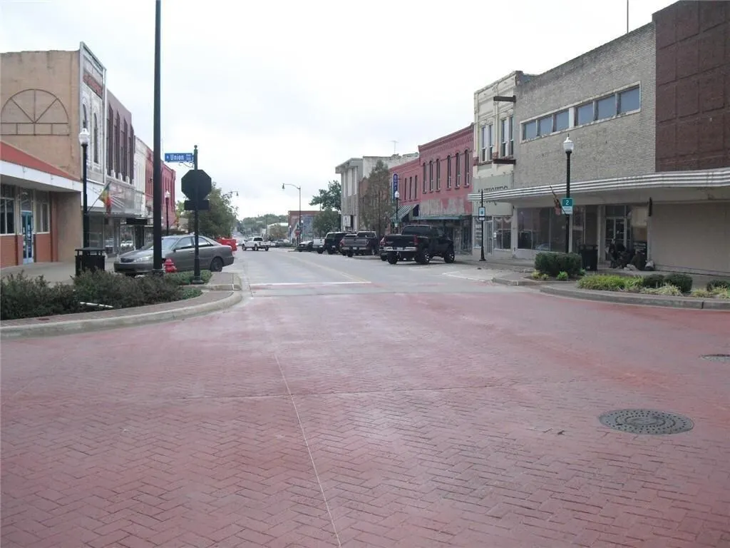Photo 4 — 121 E Main Street, Shawnee, OK 74801
