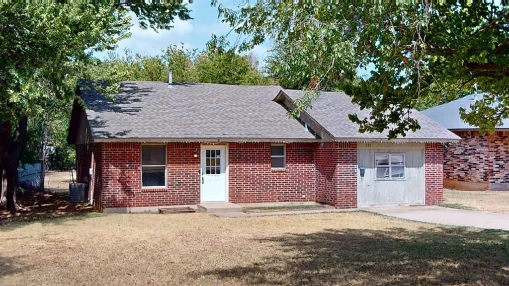 Front exterior — 121 W Clegern Avenue, Edmond, OK 73003