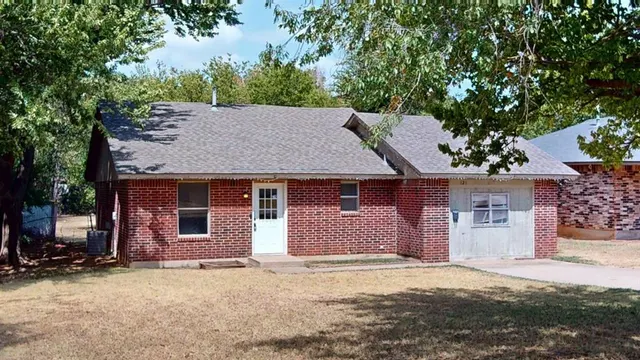 Front exterior — 121 W Clegern Avenue, Edmond, OK 73003