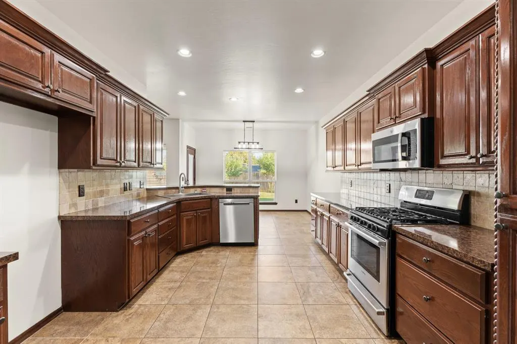 Photo 11 — 10925 NW 118th Street, Yukon, OK 73099