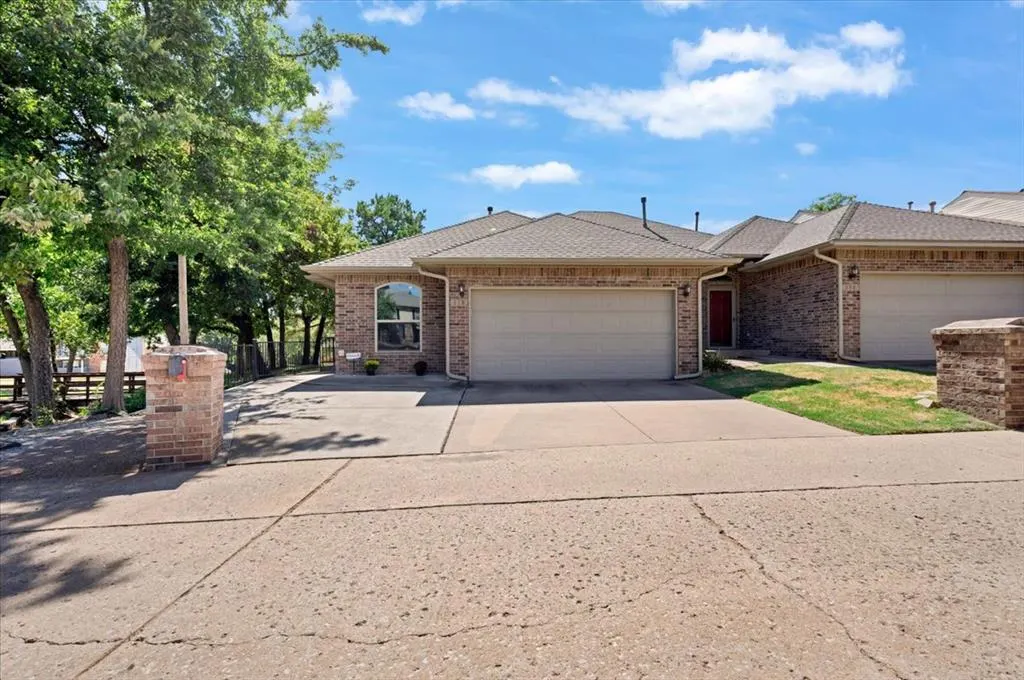 Front exterior — 330 Woodcreek Road, Edmond, OK 73034