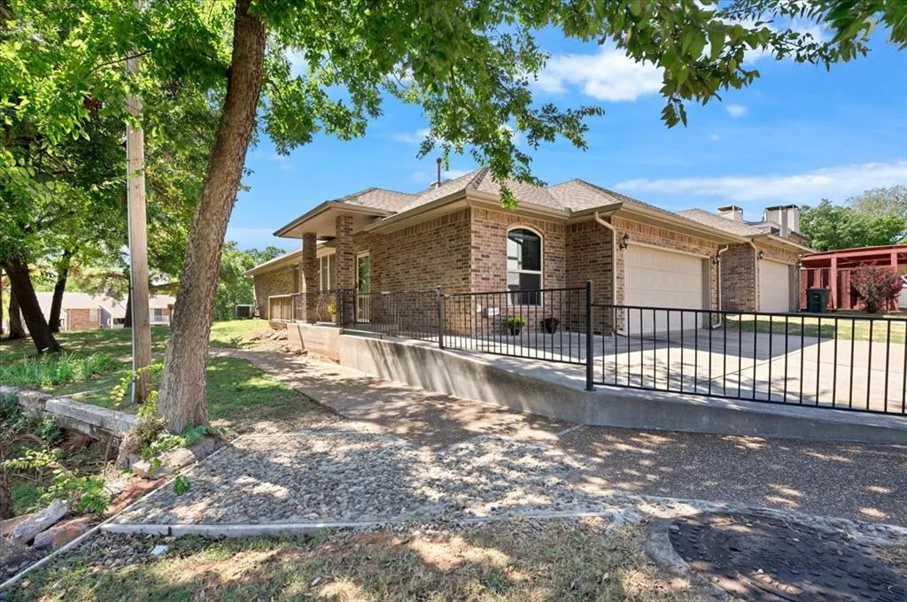 Photo 2 — 330 Woodcreek Road, Edmond, OK 73034