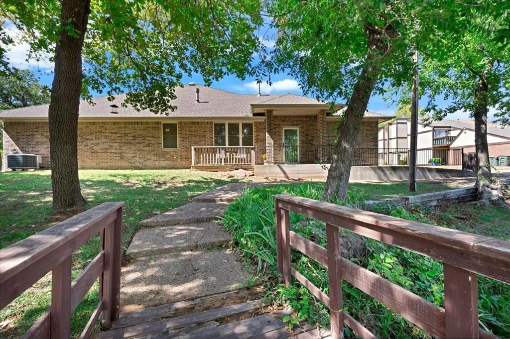 Photo 3 — 330 Woodcreek Road, Edmond, OK 73034