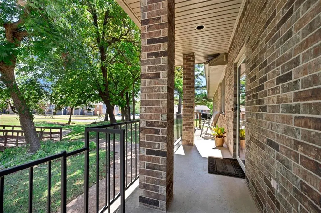 Photo 4 — 330 Woodcreek Road, Edmond, OK 73034