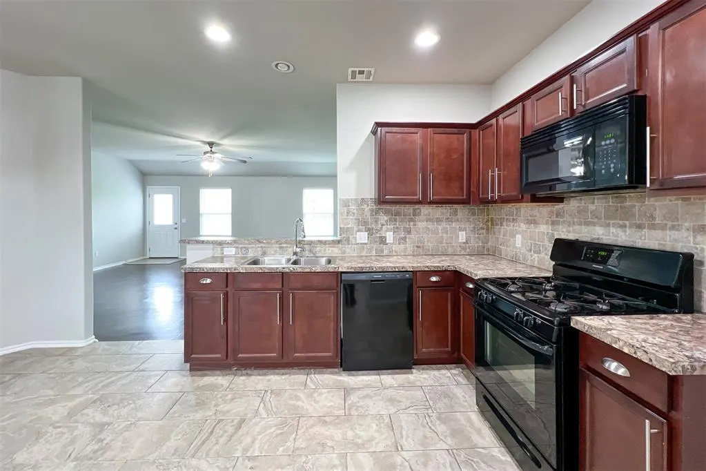 Photo 8 — 2901 Cider Mill Lane, Yukon, OK 73099