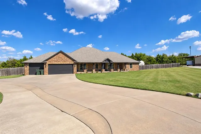 Photo 2 — 4500 Hillside Lane, Edmond, OK 73025