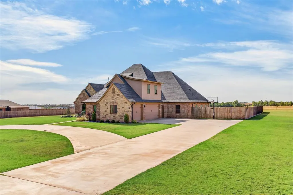 Photo 3 — 608 Edgewood Rd. Street, Canute, OK 73626
