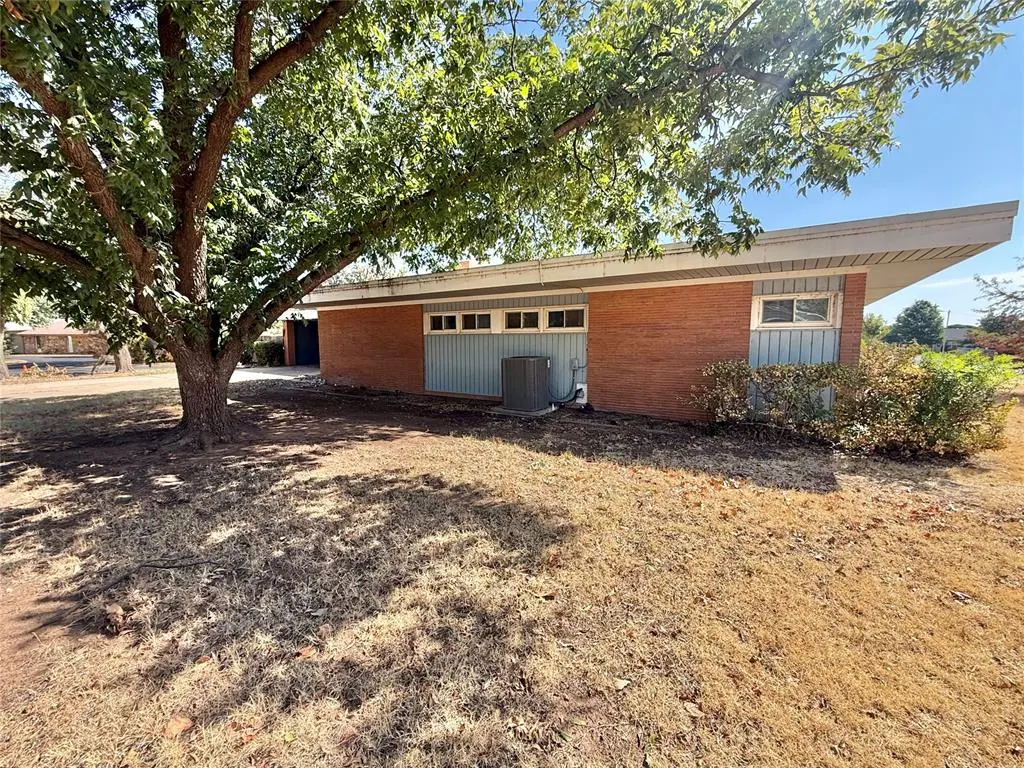 Photo 2 — 401 Lakeside Drive, Altus, OK 73521