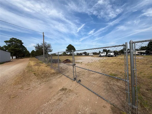 Front exterior — 12296 Pineview Circle, Kingston, OK 73439