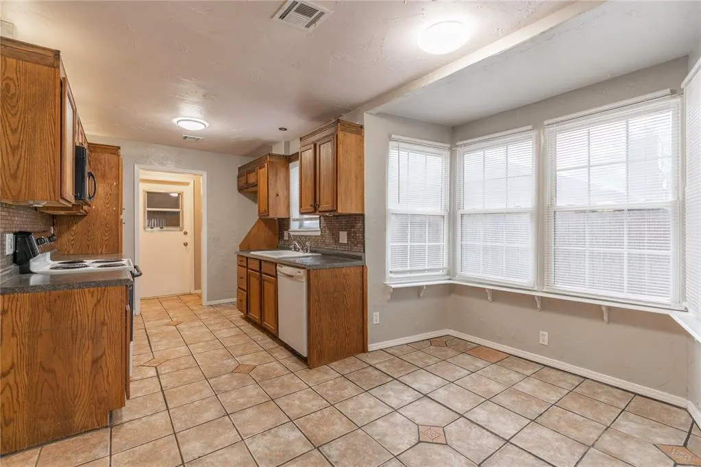 Photo 7 — 525 Holly Hill Road, Edmond, OK 73003