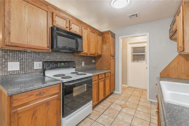 Photo 8 — 525 Holly Hill Road, Edmond, OK 73003