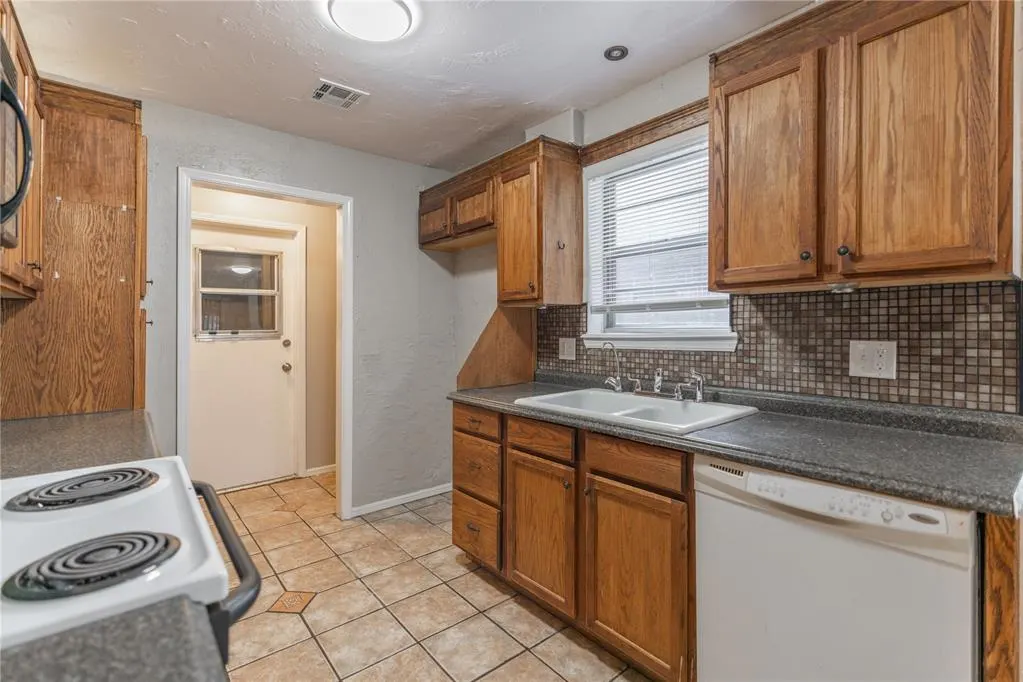 Photo 9 — 525 Holly Hill Road, Edmond, OK 73003