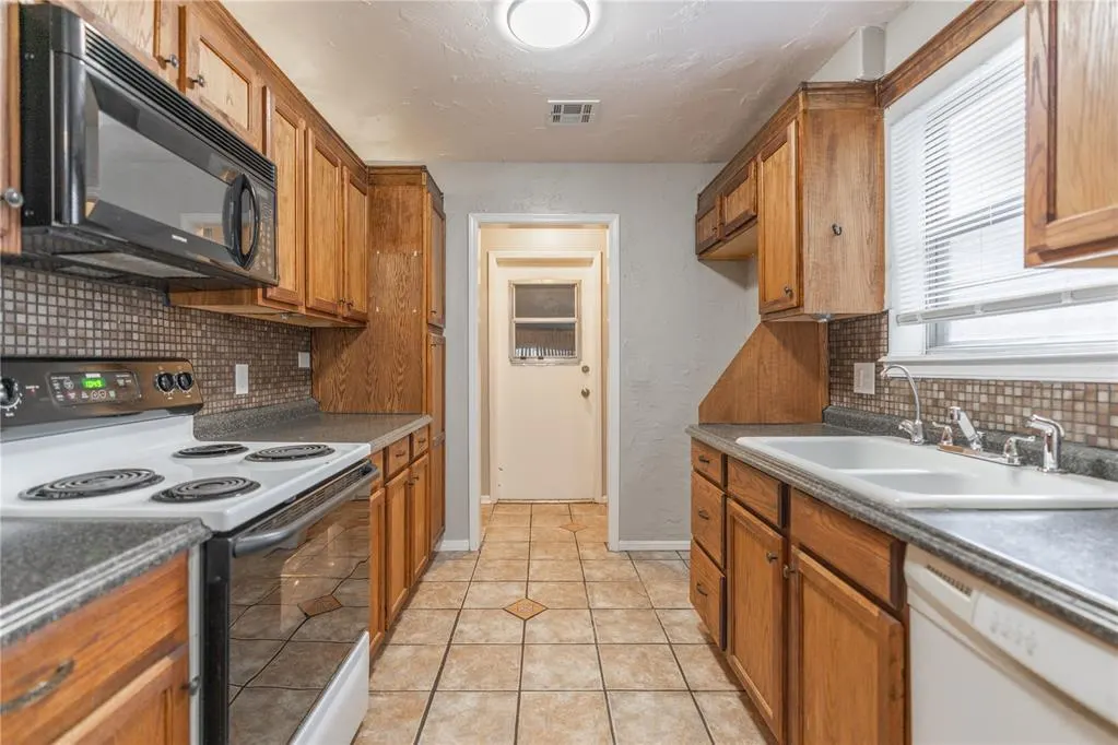 Photo 10 — 525 Holly Hill Road, Edmond, OK 73003