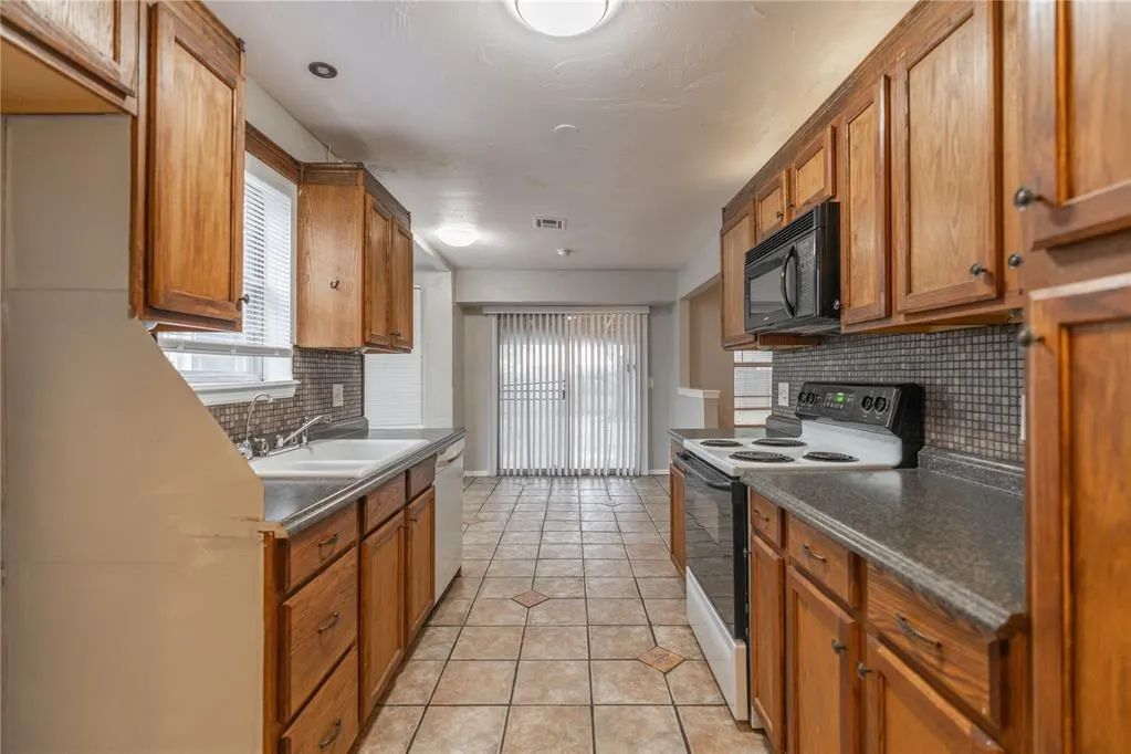 Photo 11 — 525 Holly Hill Road, Edmond, OK 73003