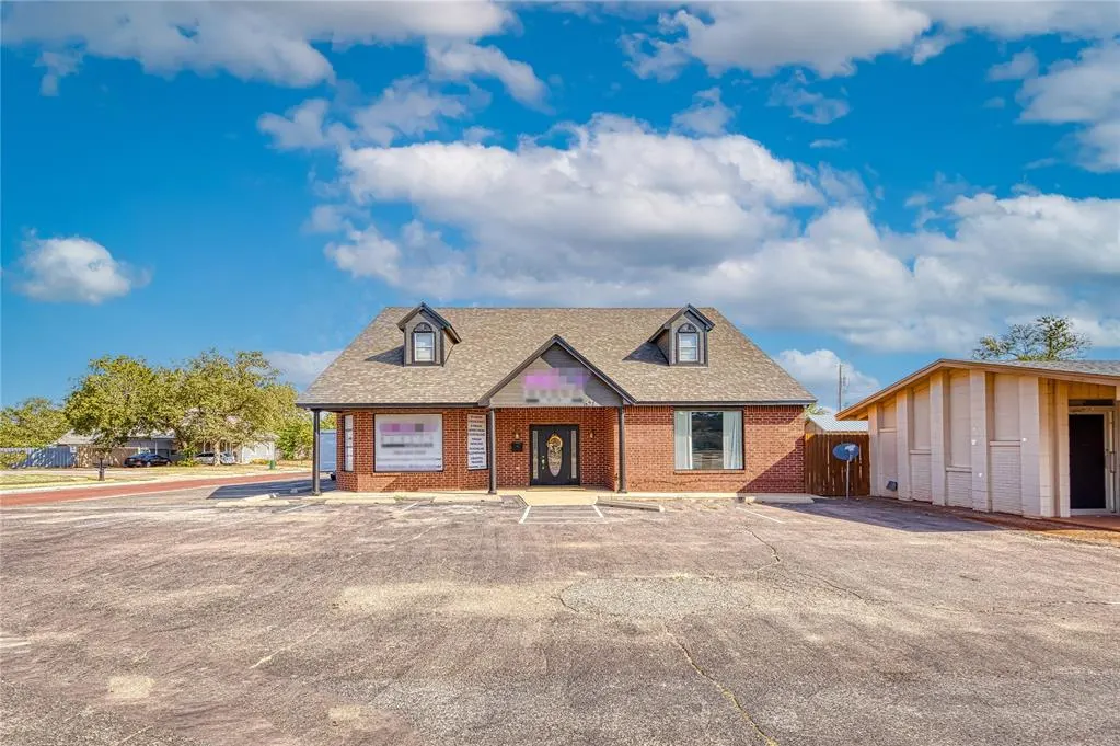 Front exterior — 621 W 3rd Street, Elk City, OK 73644