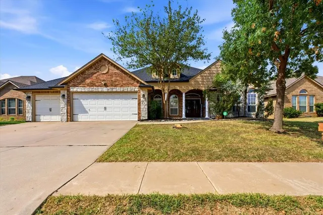 Photo 2 — 16305 Petaluma Place, Edmond, OK 73013