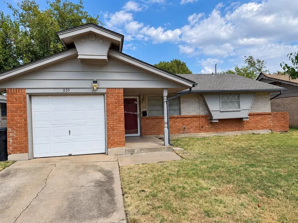 Photo 2 — 935 SW 2nd Street, Moore, OK 73160