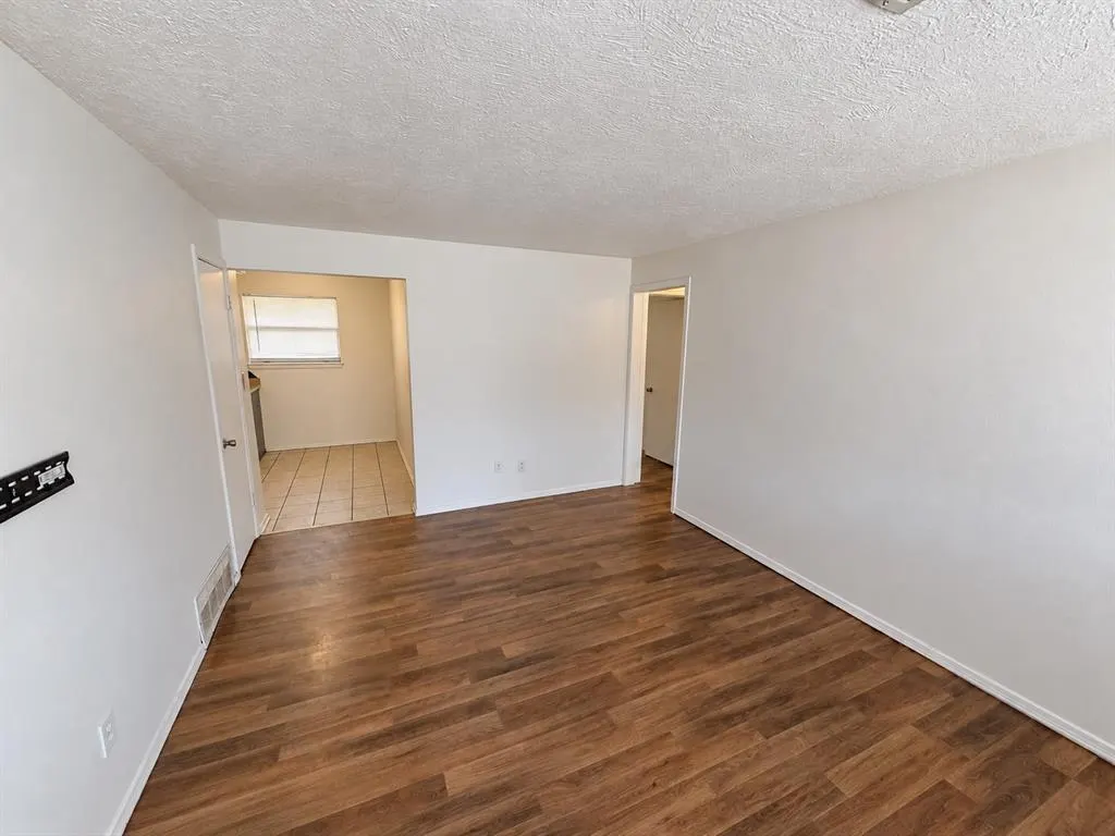 Photo 3 — 935 SW 2nd Street, Moore, OK 73160