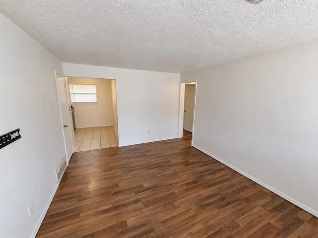Photo 3 — 935 SW 2nd Street, Moore, OK 73160