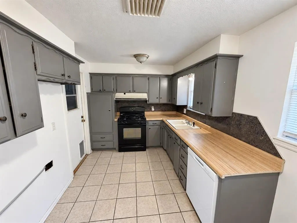 Photo 6 — 935 SW 2nd Street, Moore, OK 73160