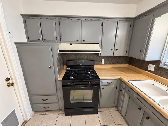 Photo 7 — 935 SW 2nd Street, Moore, OK 73160