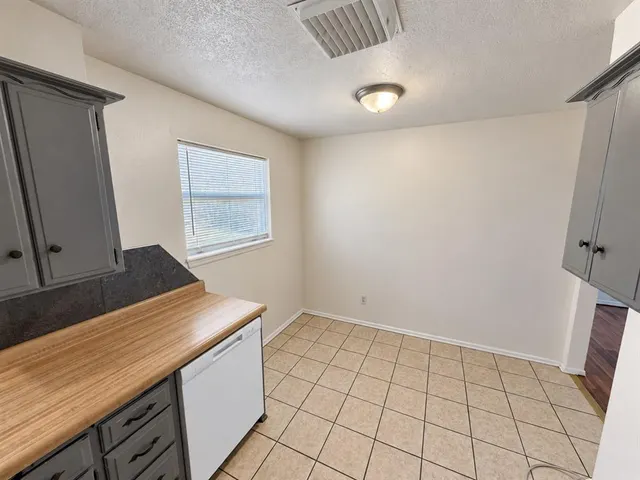 Photo 8 — 935 SW 2nd Street, Moore, OK 73160