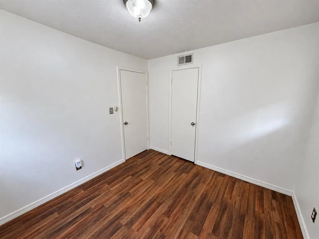 Photo 16 — 935 SW 2nd Street, Moore, OK 73160