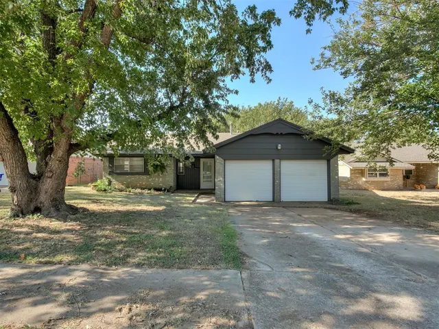 Photo 3 — 1414 Princeton Circle, Norman, OK 73071
