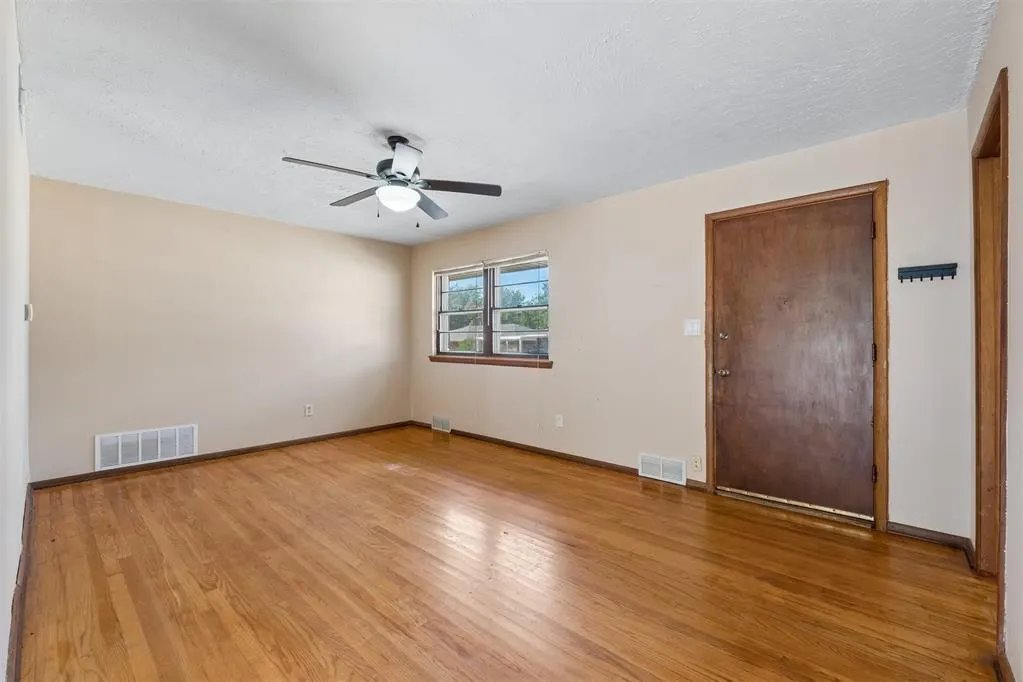 Photo 2 — 128 Leonard Lane, Midwest City, OK 73110