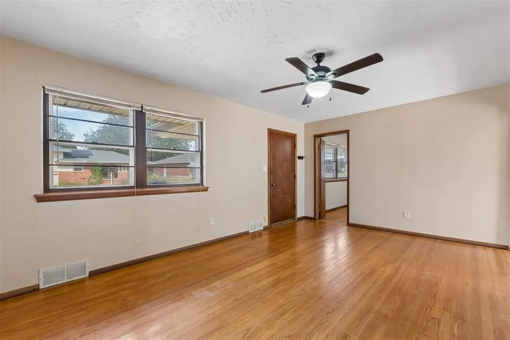 Photo 3 — 128 Leonard Lane, Midwest City, OK 73110