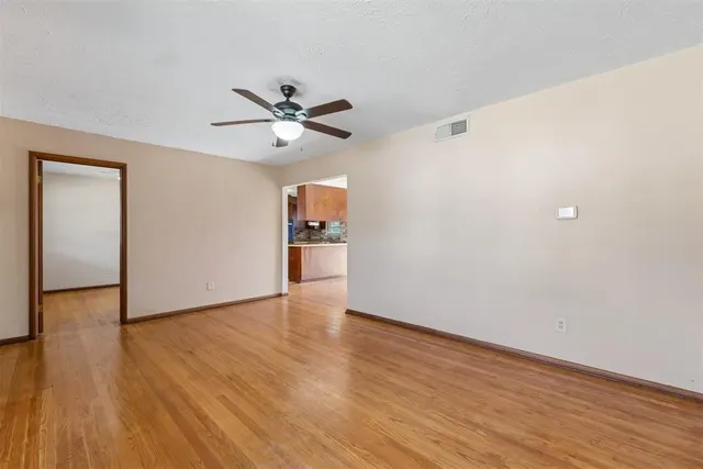 Photo 4 — 128 Leonard Lane, Midwest City, OK 73110