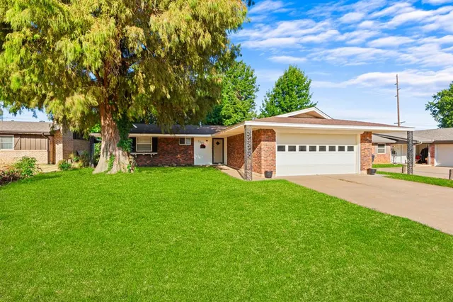 Photo 2 — 3805 N Eagle Lane, Bethany, OK 73008