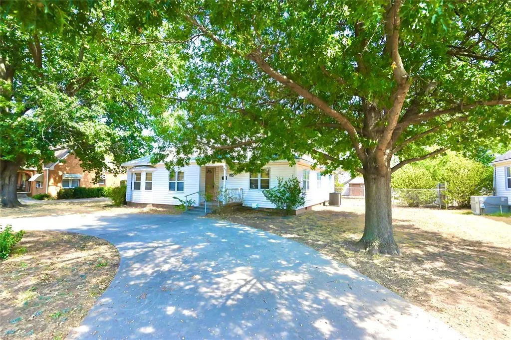 Front exterior — 815 S 19th Street, Chickasha, OK 73018