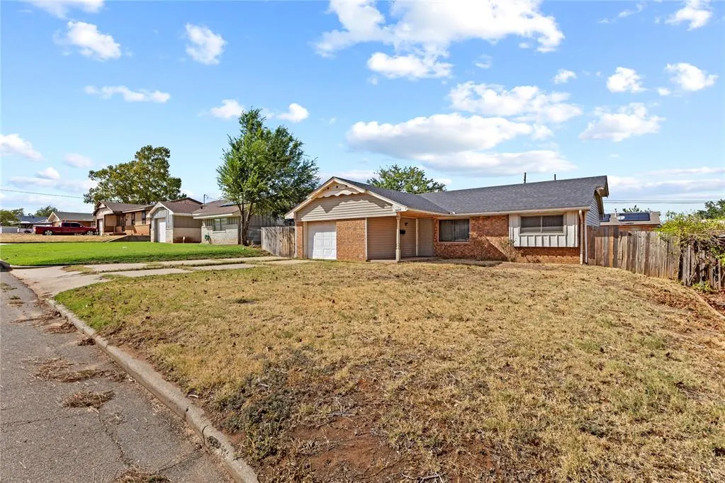 Photo 2 — 1409 Littell Avenue, Clinton, OK 73601