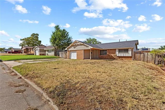 Photo 2 — 1409 Littell Avenue, Clinton, OK 73601