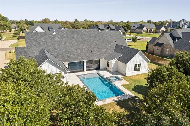 Photo 4 — 330 Old Farm Road, Edmond, OK 73034