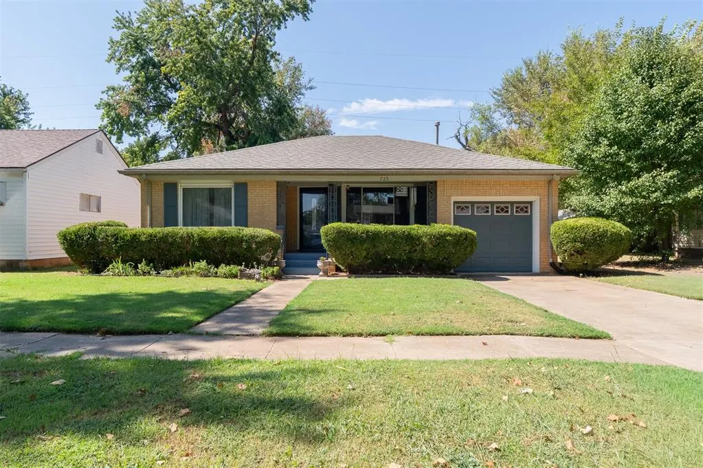Front exterior — 725 N Ash, Pauls Valley, OK 73075