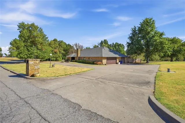 Photo 4 — 1305 Mockingbird Lane, Guthrie, OK 73044