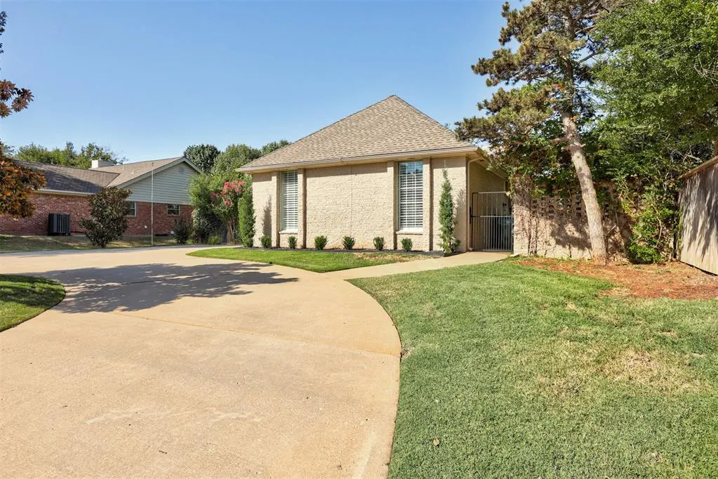 Photo 4 — 12319 Maple Ridge Road, Oklahoma City, OK 73120