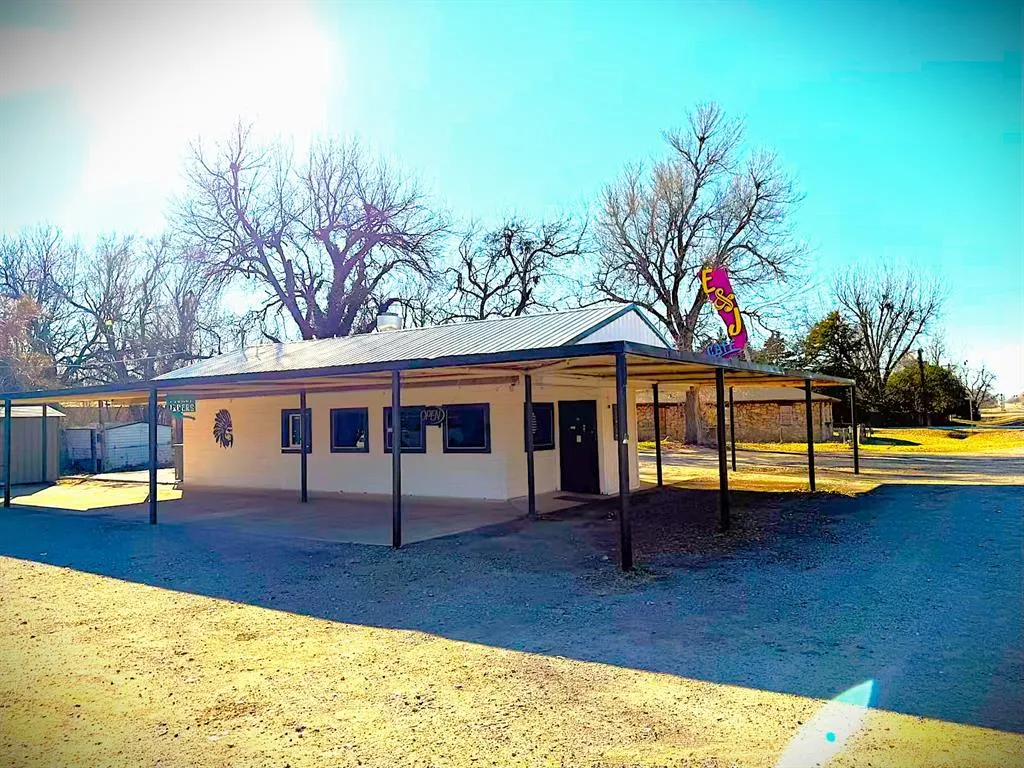 Photo 2 — 416 E Apache Trail Road, Apache, OK 73006