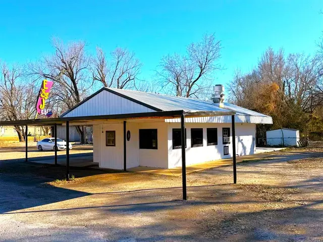 Photo 3 — 416 E Apache Trail Road, Apache, OK 73006