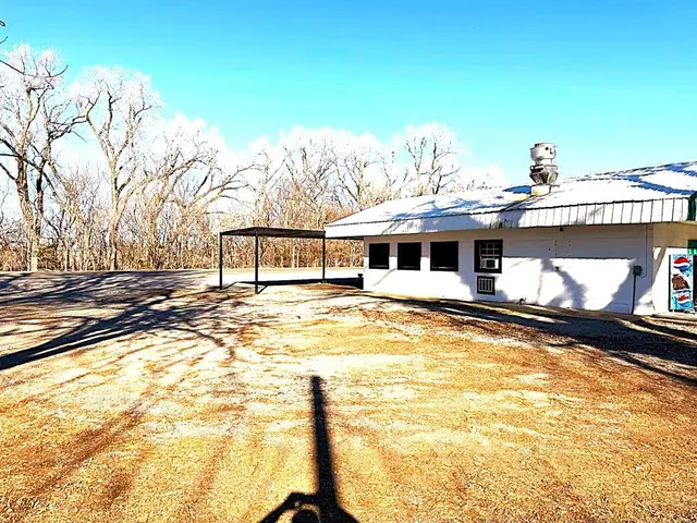 Photo 8 — 416 E Apache Trail Road, Apache, OK 73006