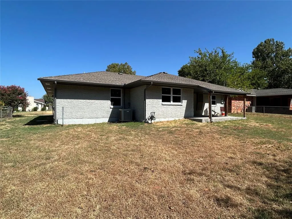 Photo 2 — 936 W Lovers Lane, Purcell, OK 73080