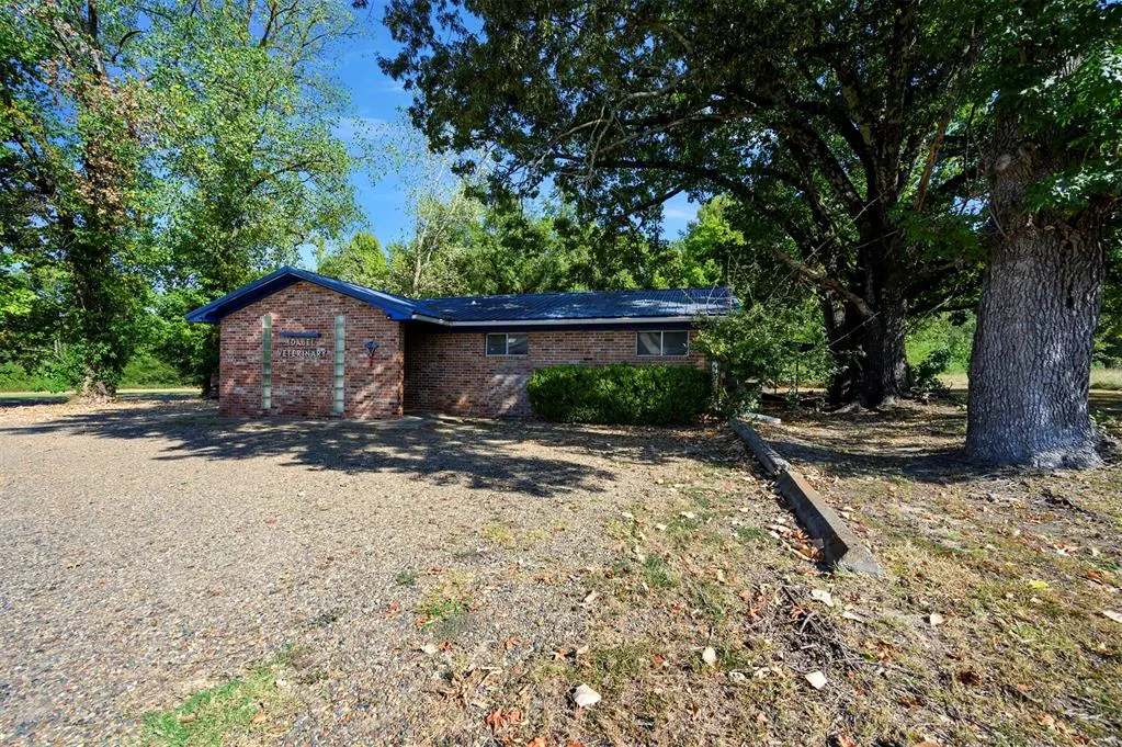 Front exterior — 811 E Lincoln Road, Idabel, OK 74745