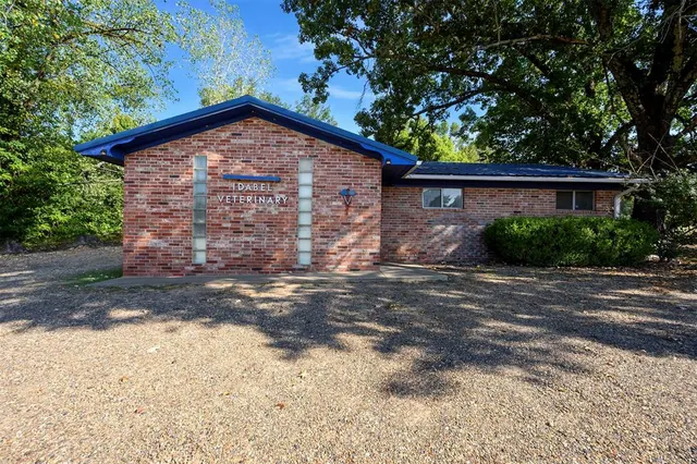 Photo 2 — 811 E Lincoln Road, Idabel, OK 74745